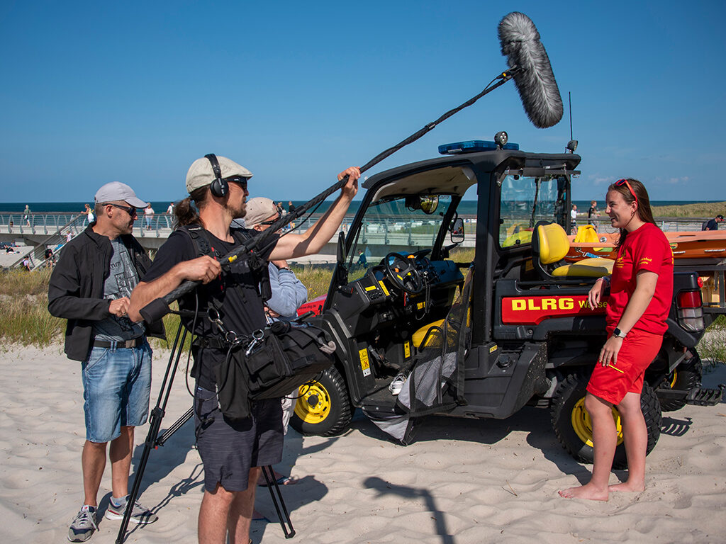 Tonassistent Enno Winde bei Dreharbeiten am Strand mit der DLRG in Prerow
