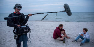 Tonassistent Enno Winde am Strand in Prerow